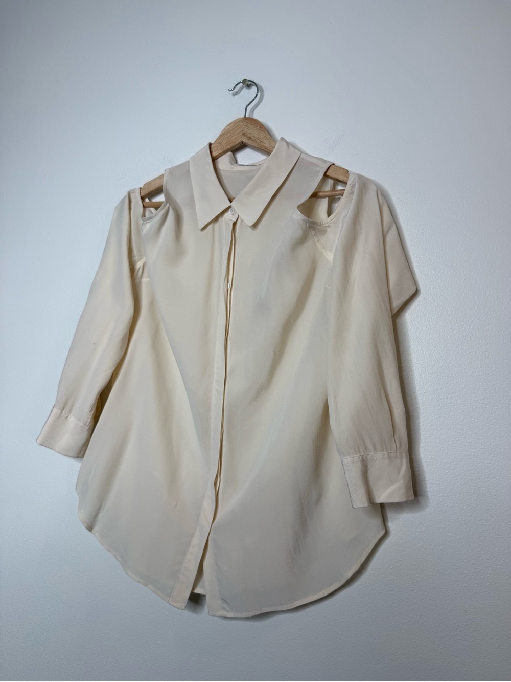 Equipment Femme Silk Cold Shoulder Cut Out Collared Blouse in off white large - Picture 2 of 7